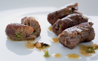 Involtini di manzo ai pistacchi e pinoli Involtini di manzo ai pistacchi e pinoli