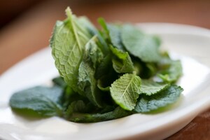 Preparazione Linguine al pesto di menta e pistacchi - Fase 1