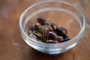 Preparazione Linguine al pesto di menta e pistacchi - Fase 1