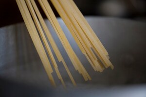 Preparazione Linguine al pesto di menta e pistacchi - Fase 2