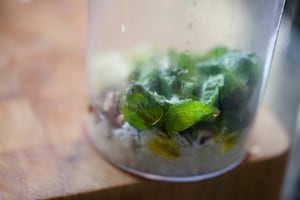 Preparazione Linguine al pesto di menta e pistacchi - Fase 3