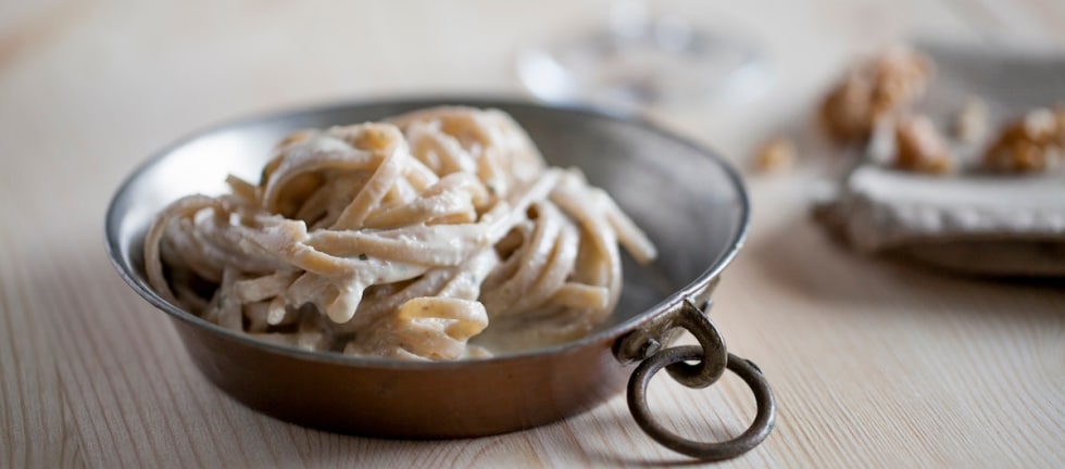 Linguine integrali con pecorino e noci ricetta