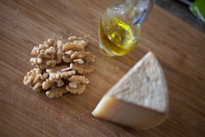 Preparazione Linguine integrali con pecorino e noci - Fase 1