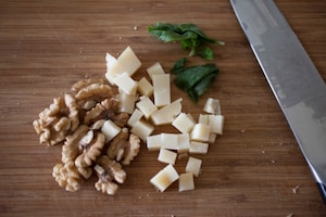 Preparazione Linguine integrali con pecorino e noci - Fase 1
