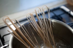 Preparazione Linguine integrali con pecorino e noci - Fase 3