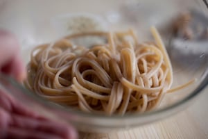 Preparazione Linguine integrali con pecorino e noci - Fase 3
