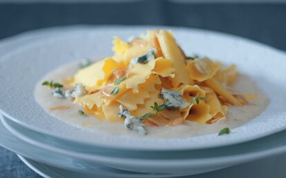 Maltagliati con vellutata di sedano rapa e mandorle