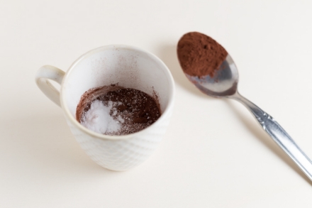 Preparazione Mug cake al cacao e cocco senza glutine - Fase 1 Preparazione Mug cake al cacao e cocco senza glutine - Fase 1