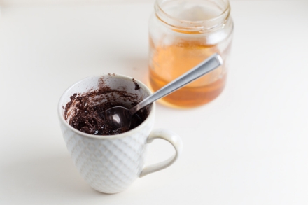 Preparazione Mug cake al cacao e cocco senza glutine - Fase 2 Preparazione Mug cake al cacao e cocco senza glutine - Fase 2