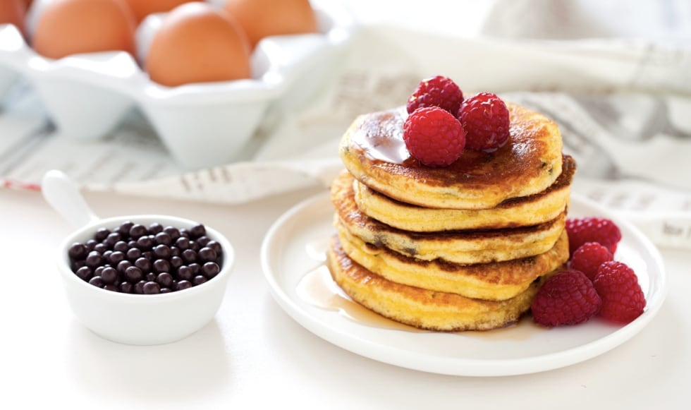 Pancake al latte condensato con gocce di cioccolato e lamponi ricetta