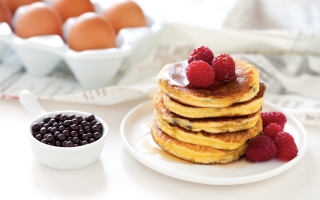Pancake al latte condensato con gocce di cioccolato e lamponi Pancake al latte condensato con gocce di cioccolato e lamponi
