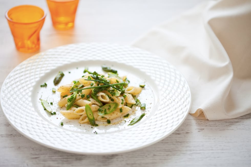 Penne agli asparagi ed erba cipollina ricetta