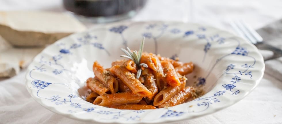 Penne al farro con succo di pomodoro e polvere di capperi ricetta