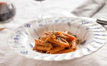 Penne al farro con succo di pomodoro e polvere di capperi