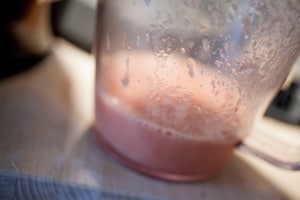 Preparazione Penne al farro con succo di pomodoro e polvere di capperi - Fase 1