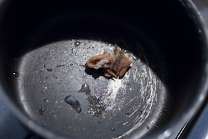 Preparazione Penne al farro con succo di pomodoro e polvere di capperi - Fase 1