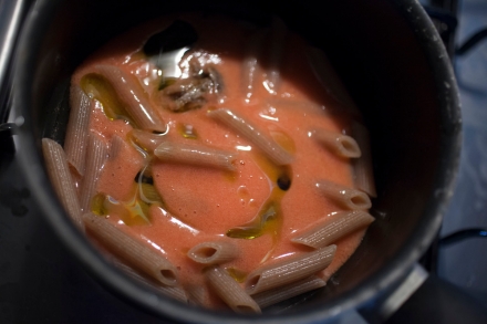 Preparazione Penne al farro con succo di pomodoro e polvere di capperi - Fase 2 Preparazione Penne al farro con succo di pomodoro e polvere di capperi - Fase 2