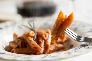 Preparazione Penne al farro con succo di pomodoro e polvere di capperi - Fase 2
