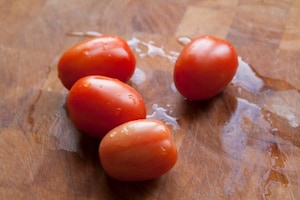 Preparazione Penne con pomodoro crudo e vaniglia - Fase 1