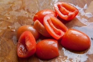 Preparazione Penne con pomodoro crudo e vaniglia - Fase 1