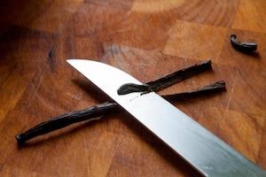 Preparazione Penne con pomodoro crudo e vaniglia - Fase 3