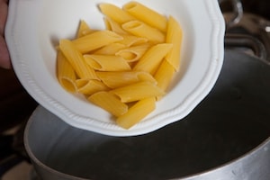 Preparazione Penne con pomodoro crudo e vaniglia - Fase 4