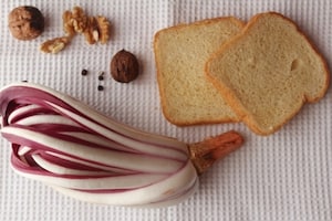 Preparazione Radicchio al forno con briciole croccanti e noci - Fase 1