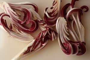 Preparazione Radicchio al forno con briciole croccanti e noci - Fase 1