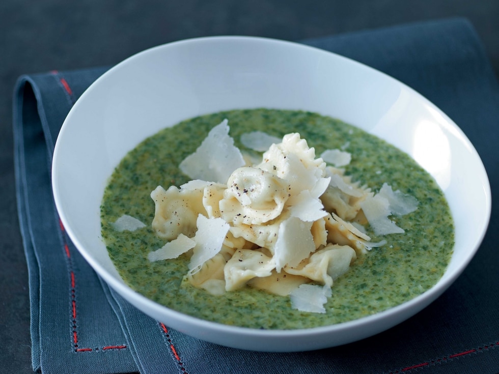 Ravioli del plin con vellutata di lattuga ed erbe ricetta