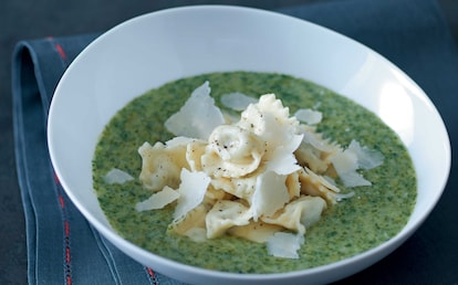 Ravioli del plin con vellutata di lattuga ed erbe