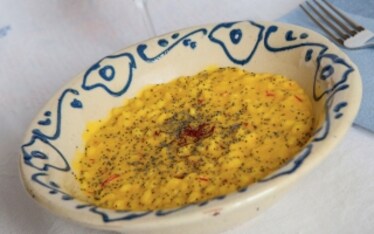 Riso giallo con semi di papavero
