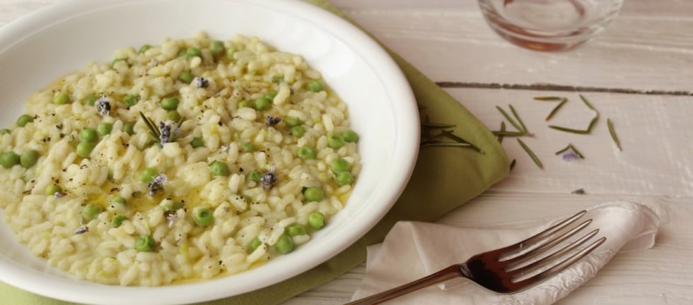 Risotto con fave e piselli al rosmarino ricetta