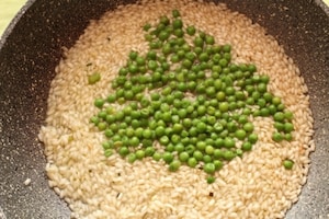 Preparazione Risotto con fave e piselli al rosmarino - Fase 1
