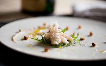 Scampi con crema di fagioli cannellini e pinoli