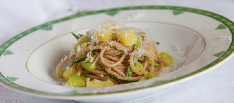 Spaghetti di farro con patate e zucchine ricetta