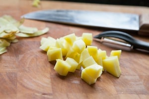 Preparazione Spaghetti di farro con patate e zucchine - Fase 1