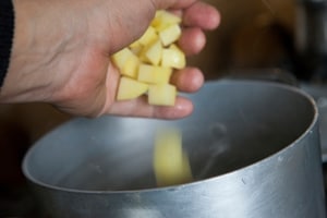 Preparazione Spaghetti di farro con patate e zucchine - Fase 3