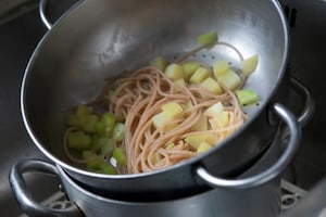 Preparazione Spaghetti di farro con patate e zucchine - Fase 4