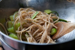 Preparazione Spaghetti di farro con patate e zucchine - Fase 5