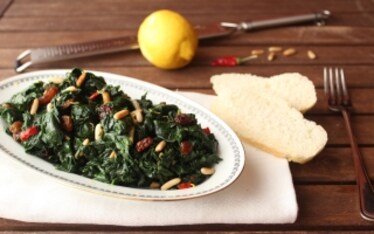 Spinaci in padella con uvetta e pinoli
