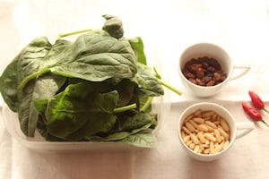 Preparazione Spinaci in padella con uvetta e pinoli - Fase 1