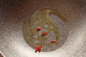 Preparazione Spinaci in padella con uvetta e pinoli - Fase 1