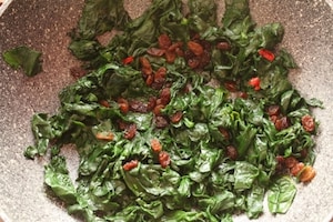 Preparazione Spinaci in padella con uvetta e pinoli - Fase 2