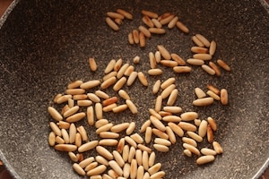 Preparazione Spinaci in padella con uvetta e pinoli - Fase 2