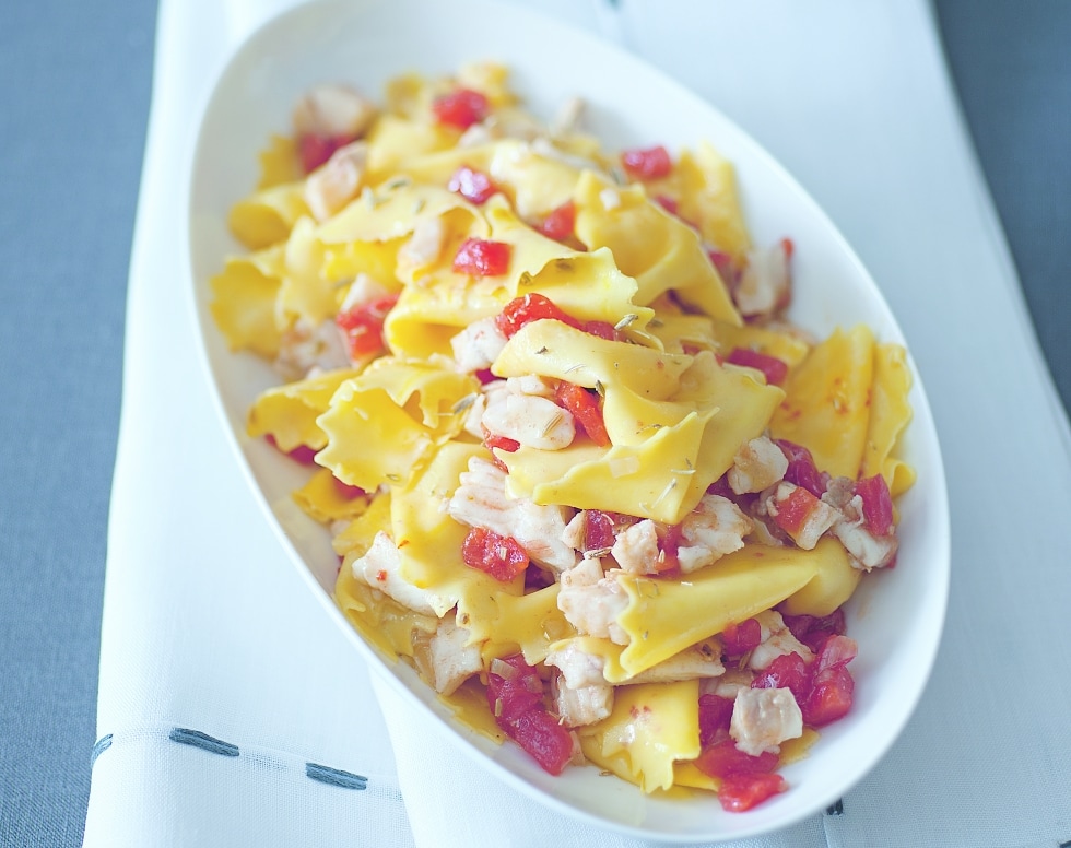 Stracci allo zafferano con rombo e pomodoro  ricetta