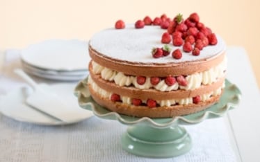 Torta alla crema di cioccolato bianco e fragoline