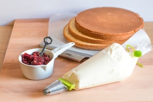 Preparazione Torta alla crema di cioccolato bianco e fragoline - Fase 5