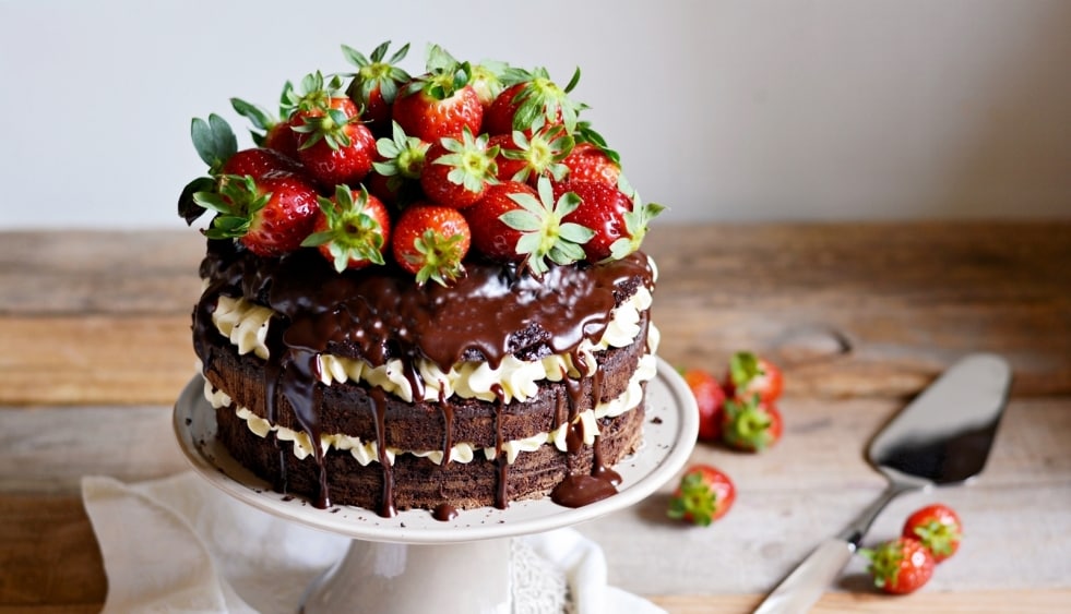 Torta alla vaniglia con fragole e cioccolato ricetta