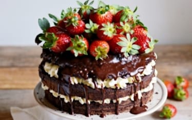 Torta alla vaniglia con fragole e cioccolato