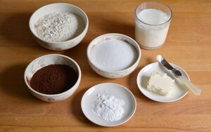 Preparazione Torta alla vaniglia con fragole e cioccolato - Fase 1